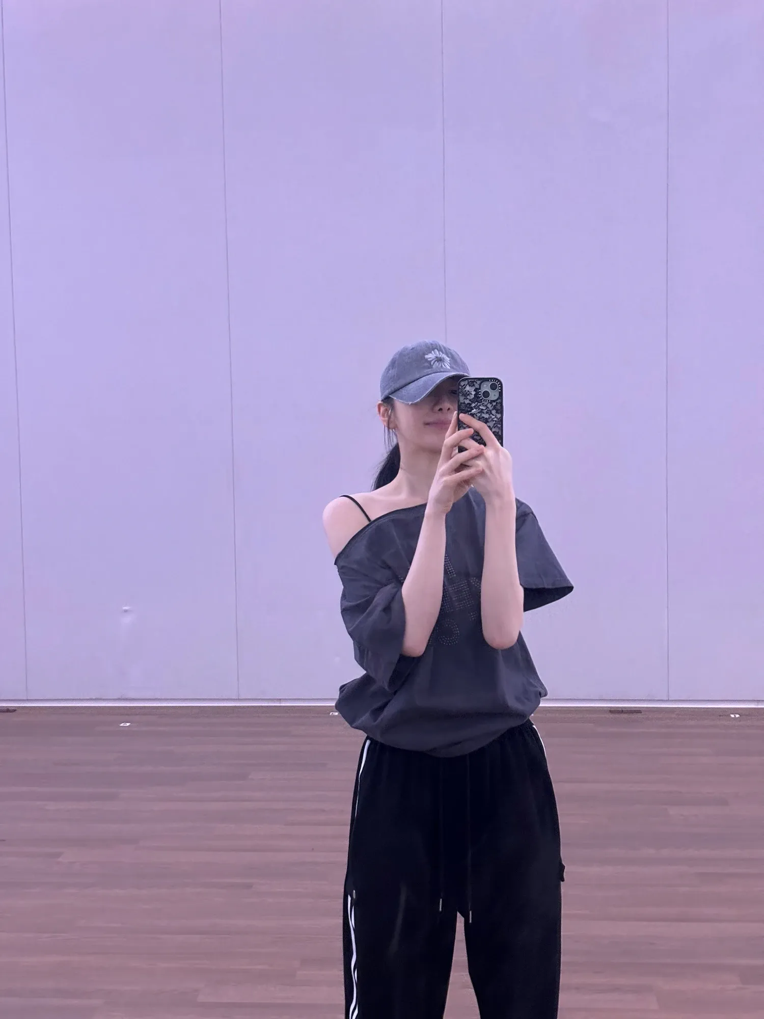 A moment captured by Lee Chaeyeon's fan