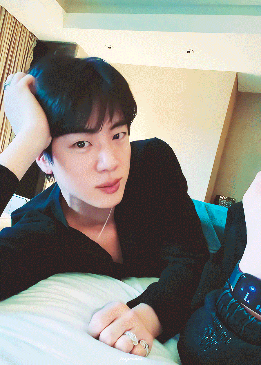 Momen yang diabadikan oleh penggemar Jin (BTS)