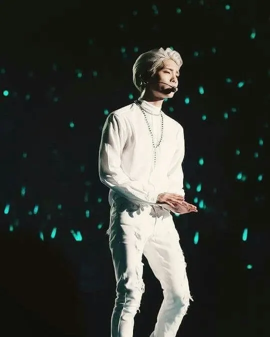 A moment captured by Jonghyun (SHINee)'s fan