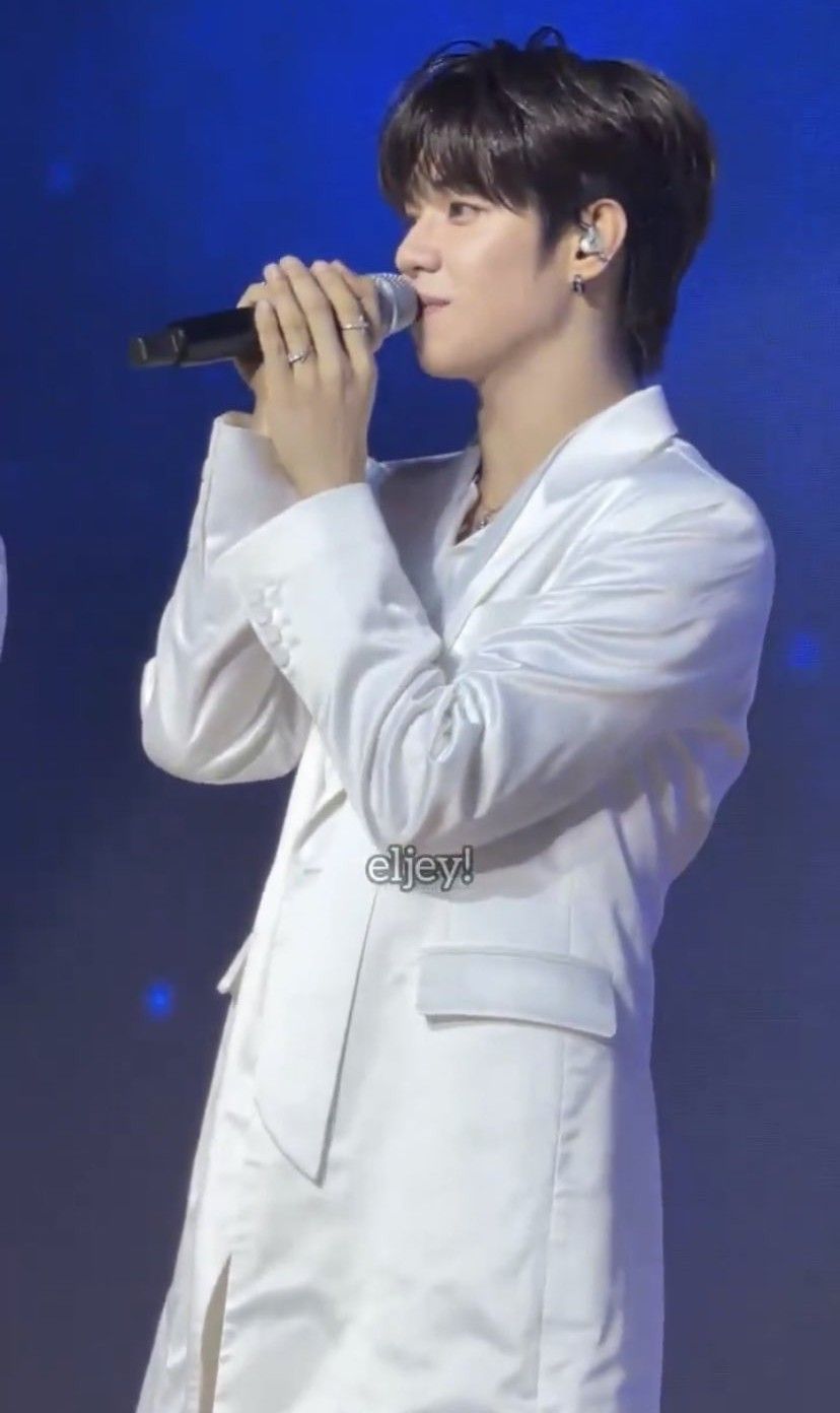 Today's most popular wallpaper in the JL (AHOF) community