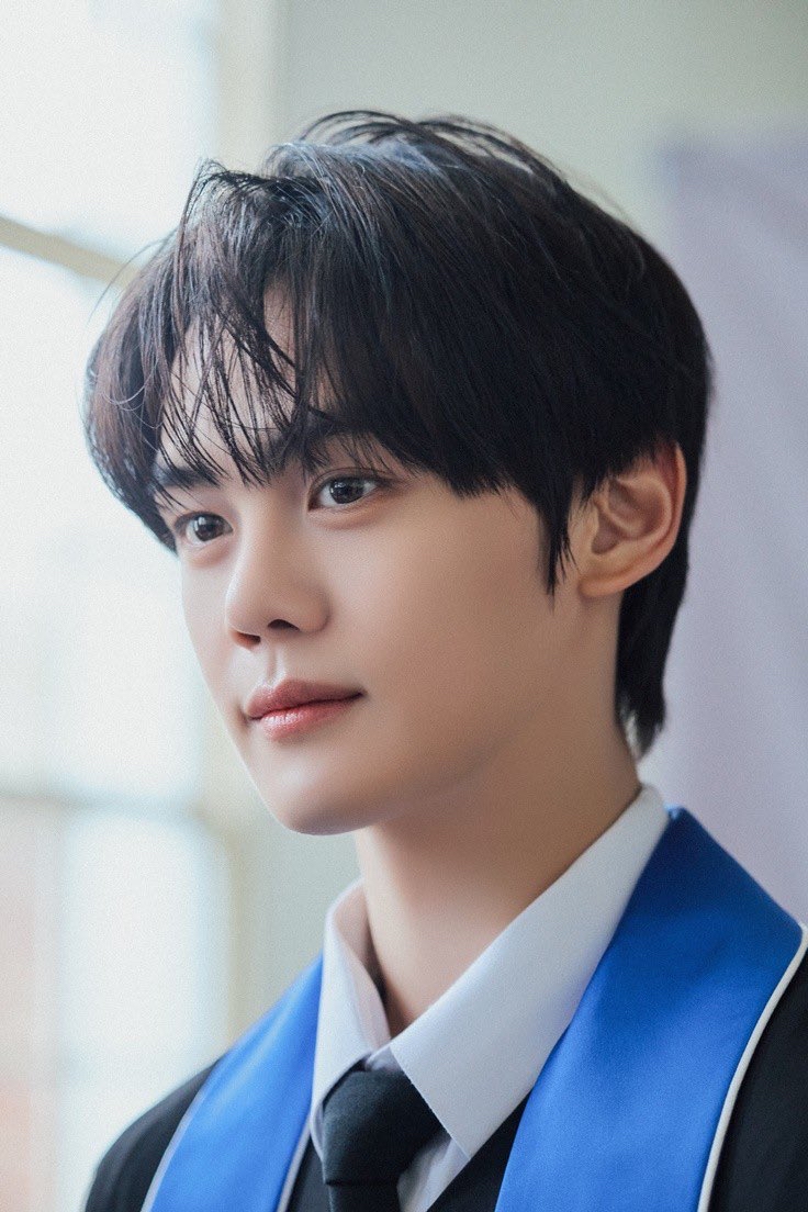 Latest photo of Kim Gyuvin (ZEROBASEONE)