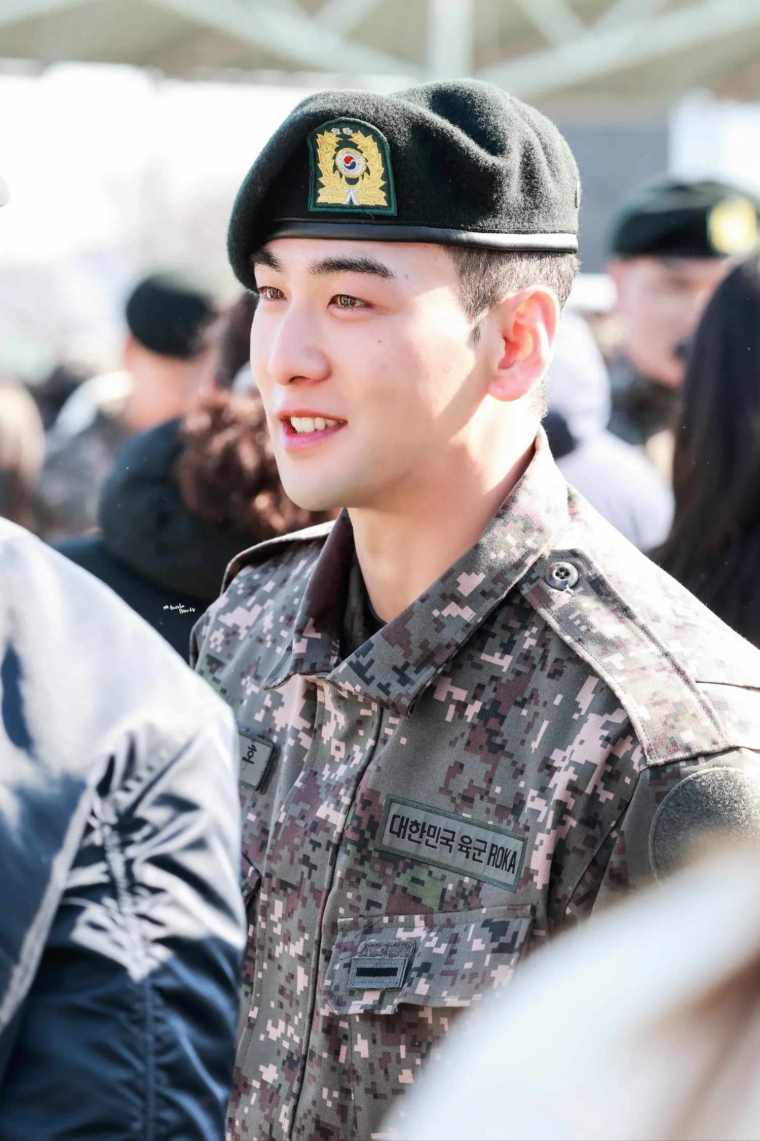 Behind-the-scenes cut of Baekho