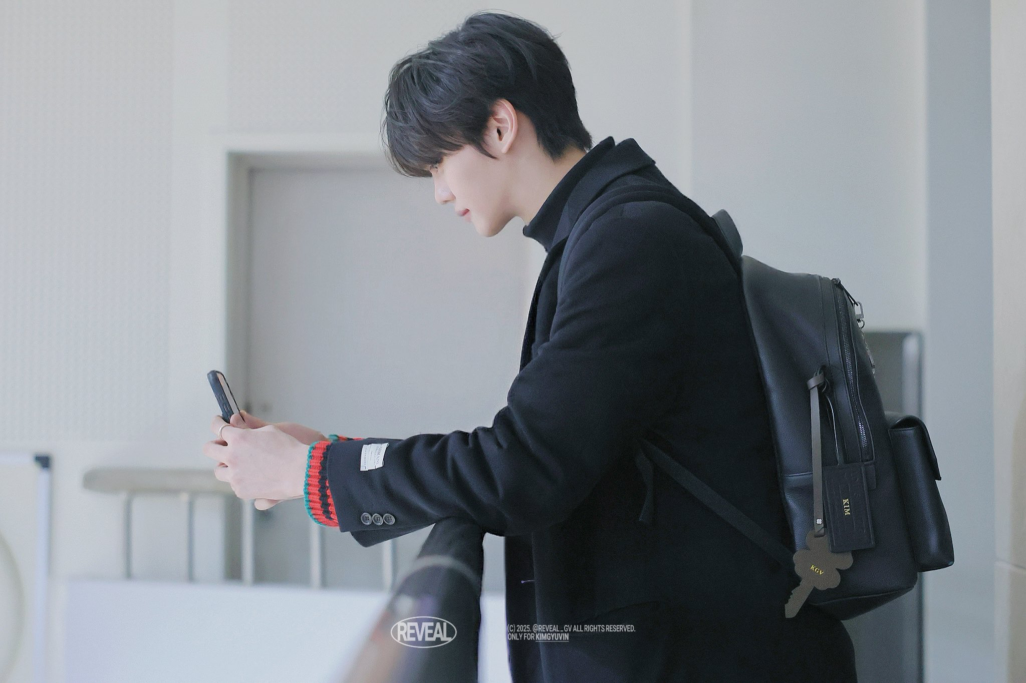 Behind-the-scenes cut of Kim Gyuvin