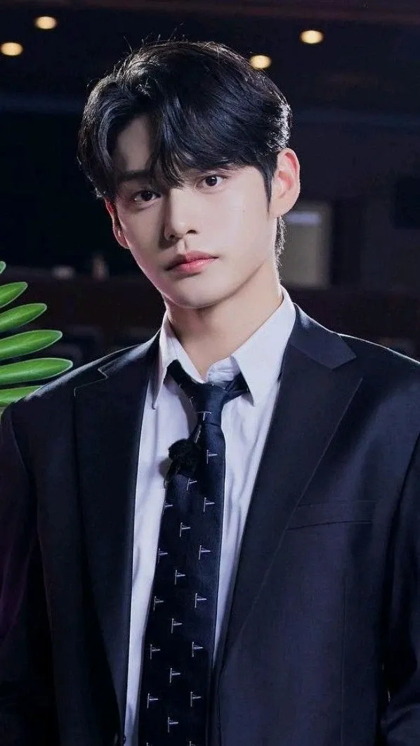 金地雄 (ZEROBASEONE)的最新活動照片