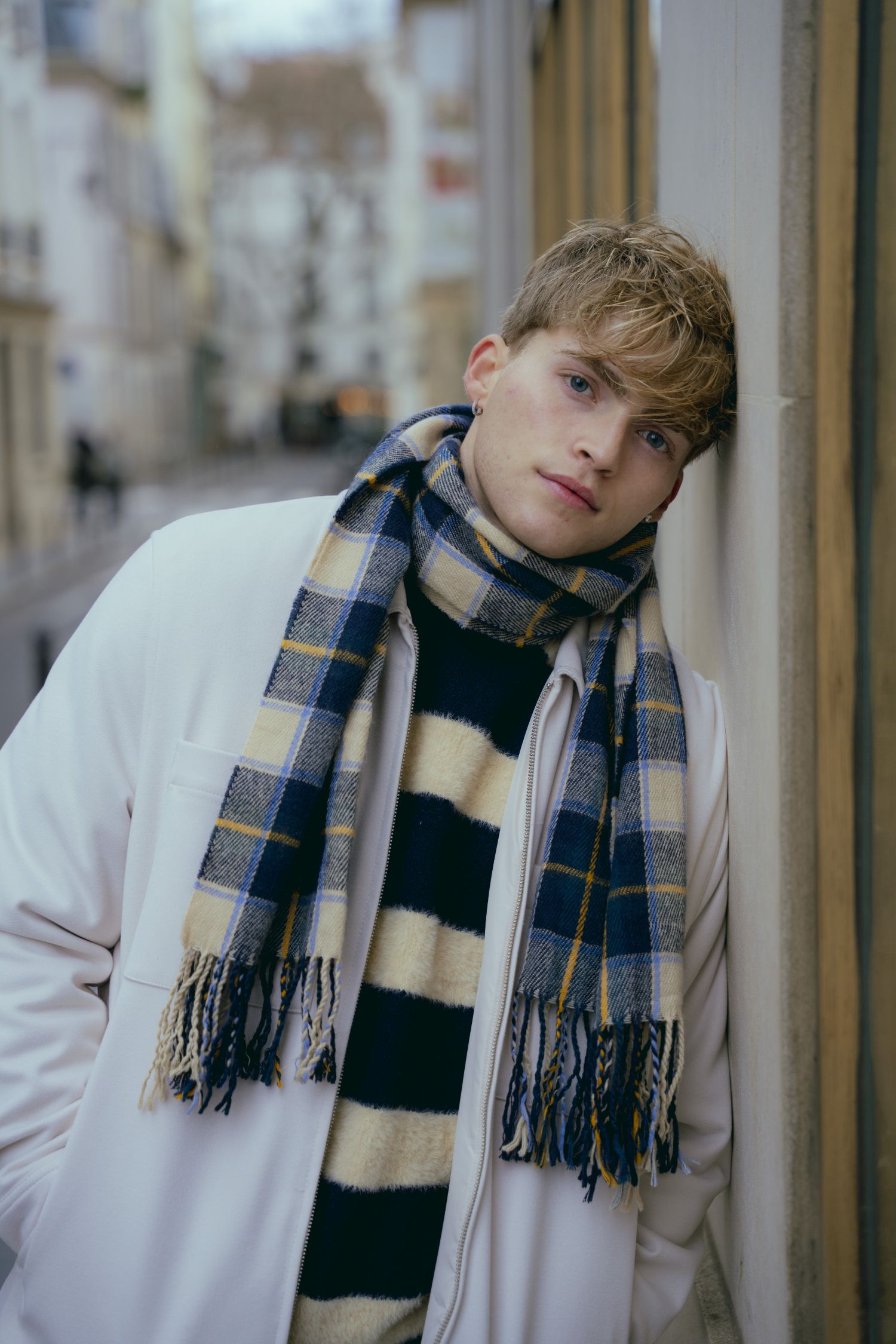 Behind-the-scenes cut of Gabi (SANTOS BRAVOS)