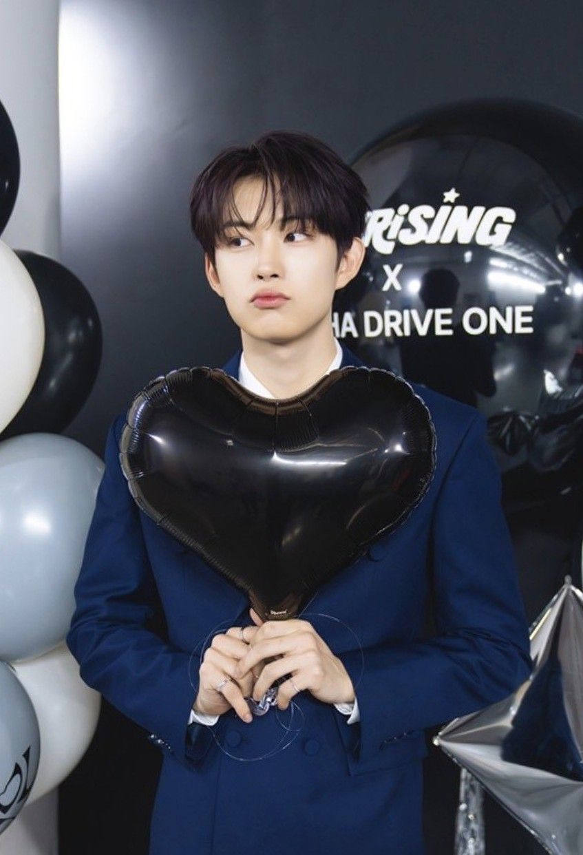 Behind-the-scenes cut of Kim Geonwoo (ALPHA DRIVE ONE)