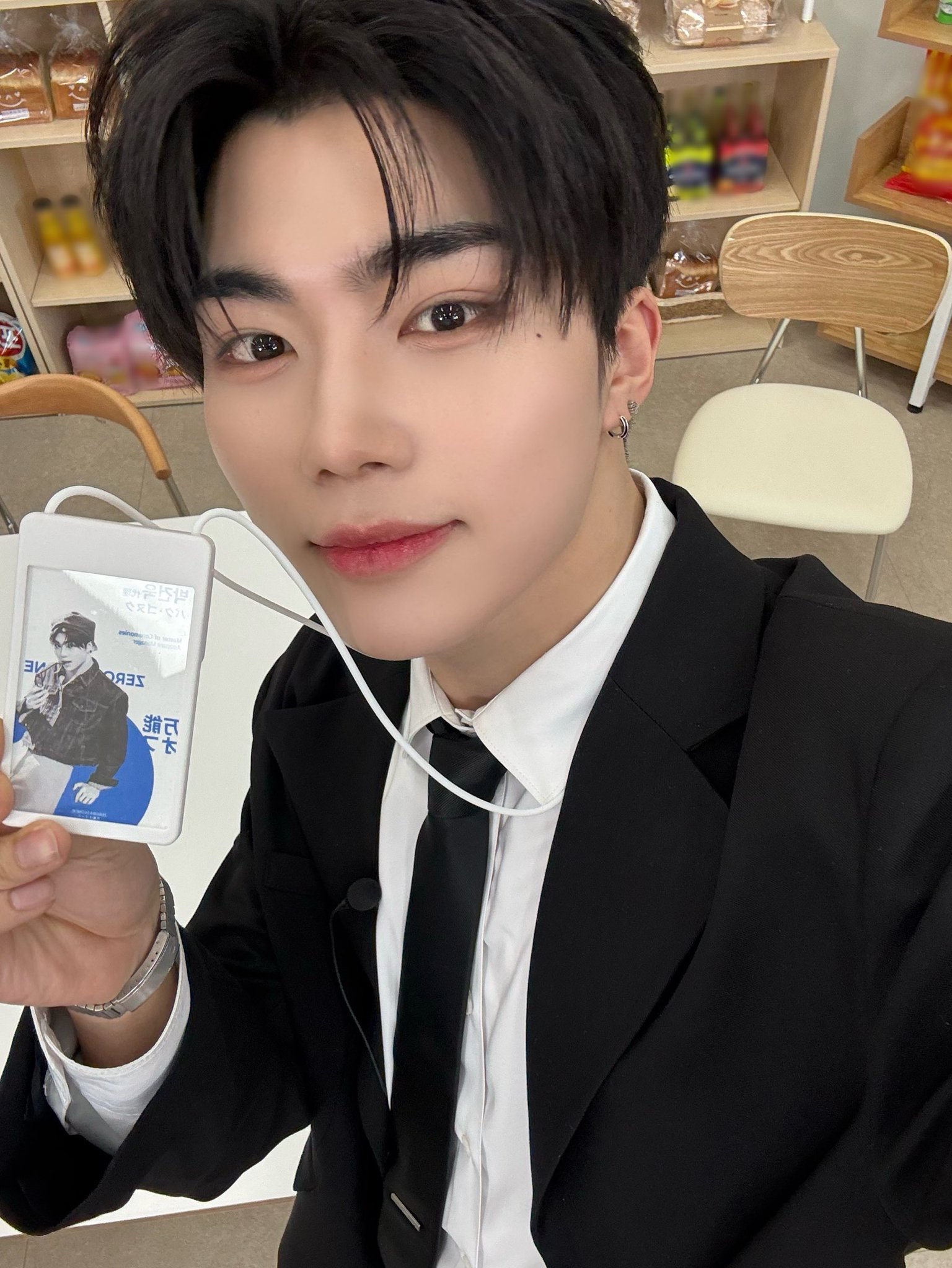 Foto aktivitas terbaru Park Gunwook (ZEROBASEONE)