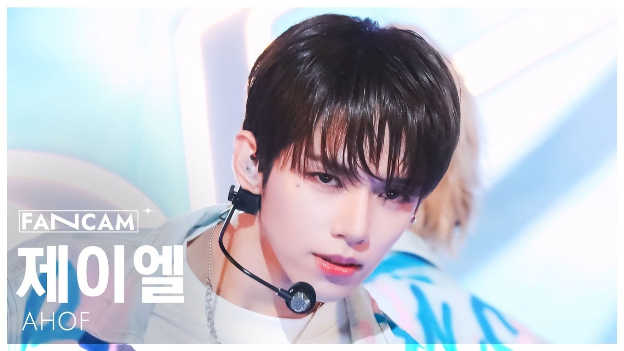 A moment captured by JL (AHOF)'s fan