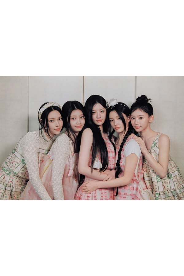 A moment captured by ILLIT's fan