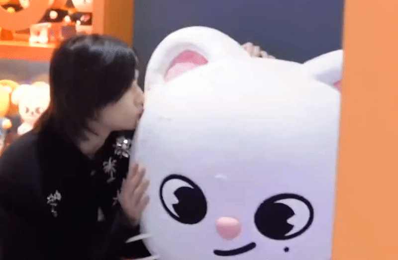 Latest photo of Hyunjin (Stray Kids)