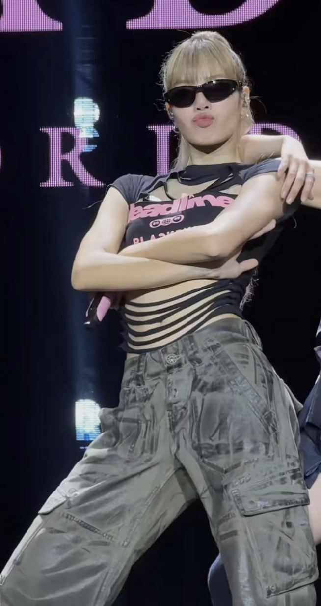 A heartfelt wallpaper shared by Lisa (BLACKPINK)'s fans