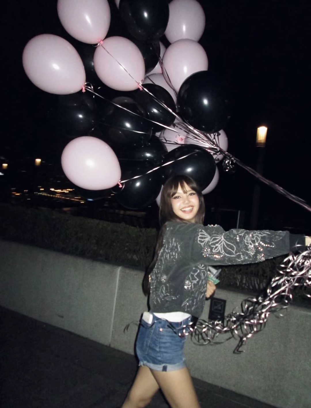 Momen yang diabadikan oleh penggemar Lisa (BLACKPINK)