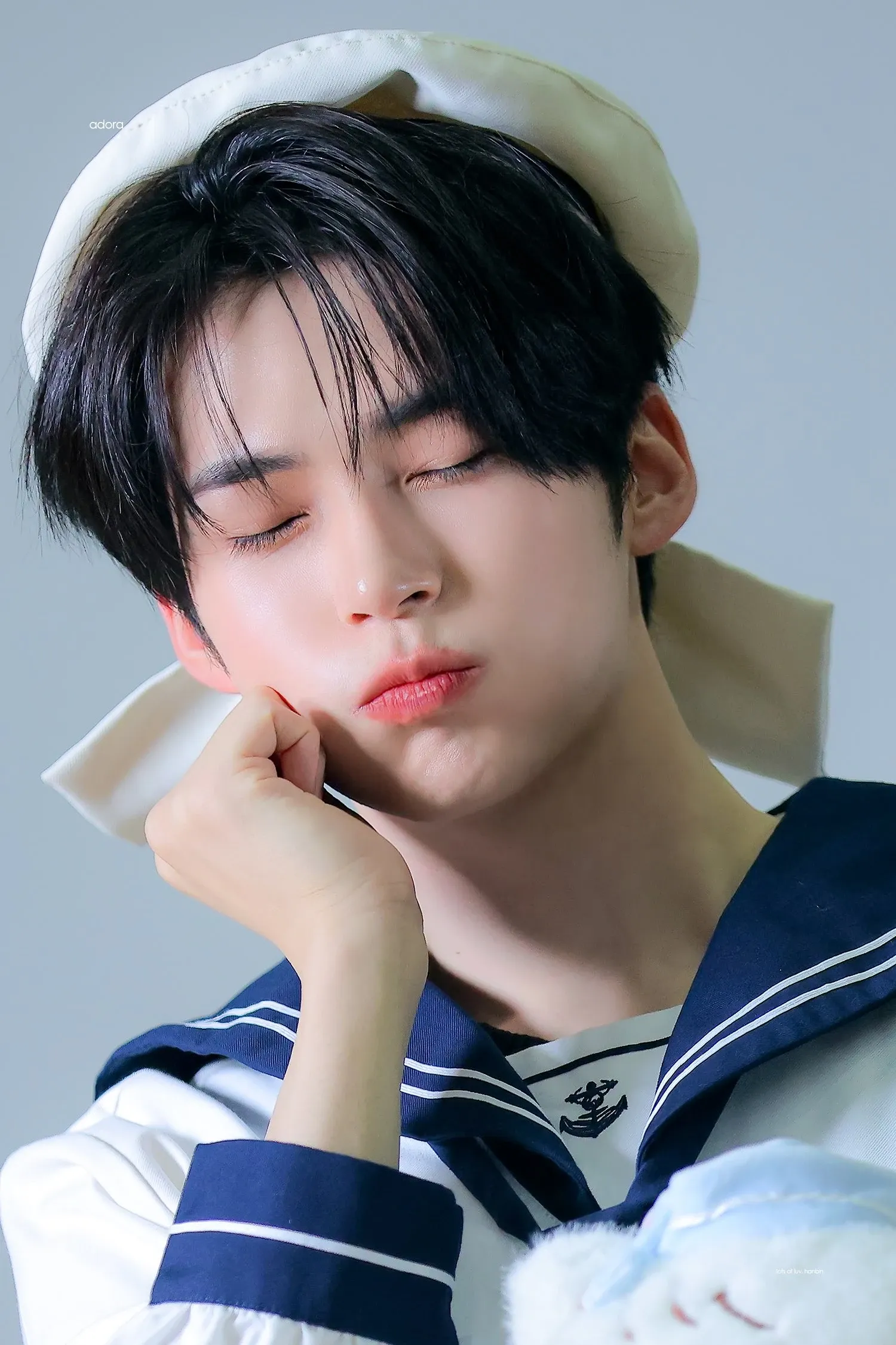 Recent activity shot of Sung Hanbin (ZEROBASEONE)