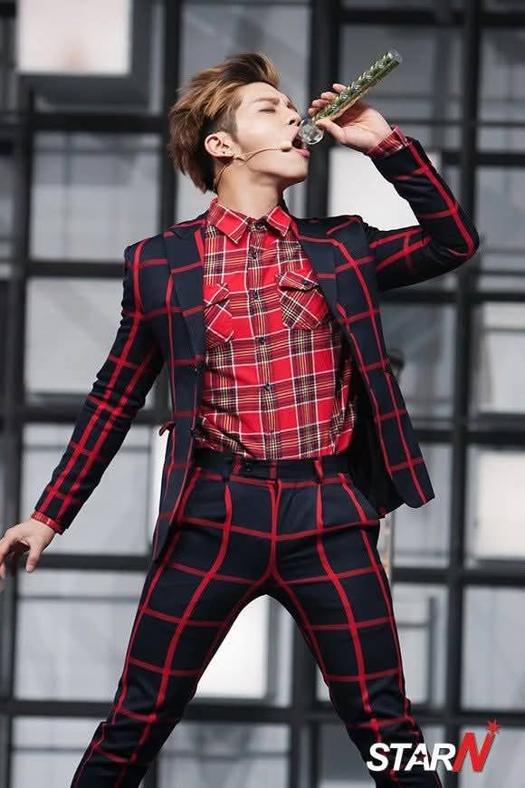 Behind-the-scenes cut of Jonghyun (SHINee)