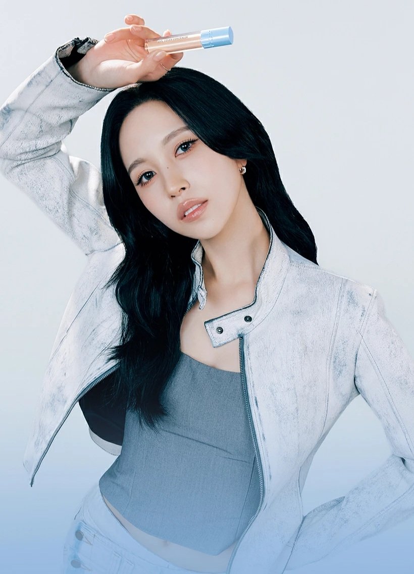 Behind-the-scenes cut of Mina (TWICE)