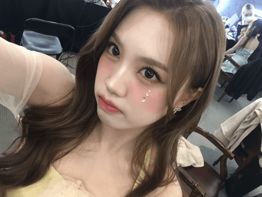 Behind-the-scenes cut of tripleS