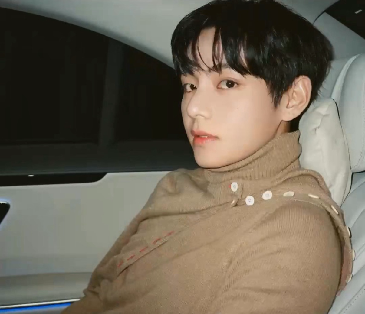 뷔 (방탄소년단)의 최신 사진