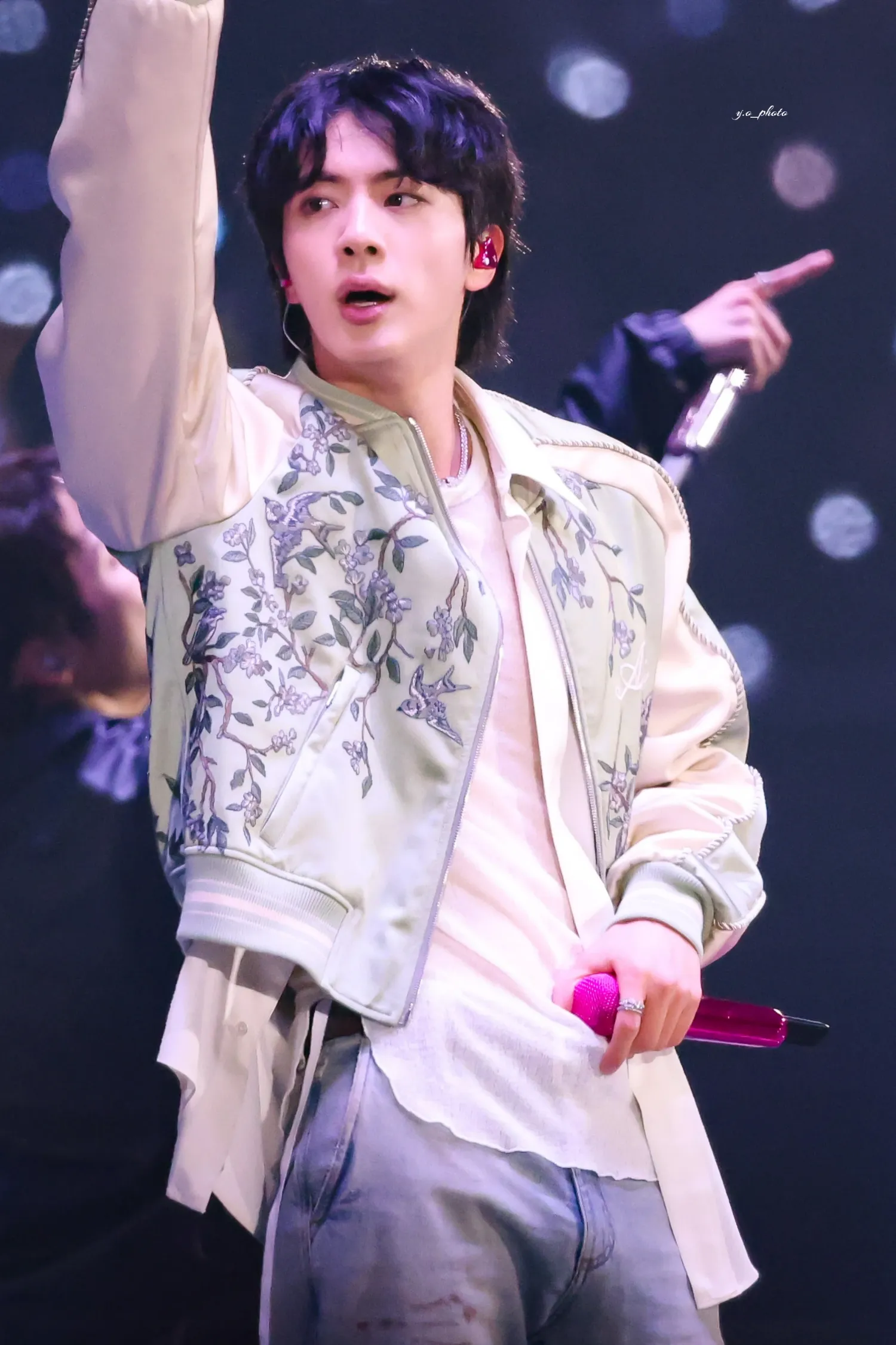 Foto aktivitas terbaru Jin (BTS)