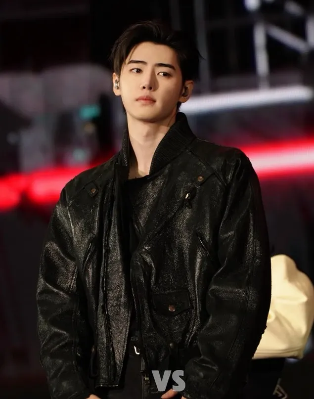 Latest photo of Sunghoon (ENHYPEN)