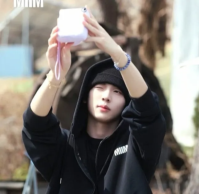 Behind-the-scenes cut of Han Yujin