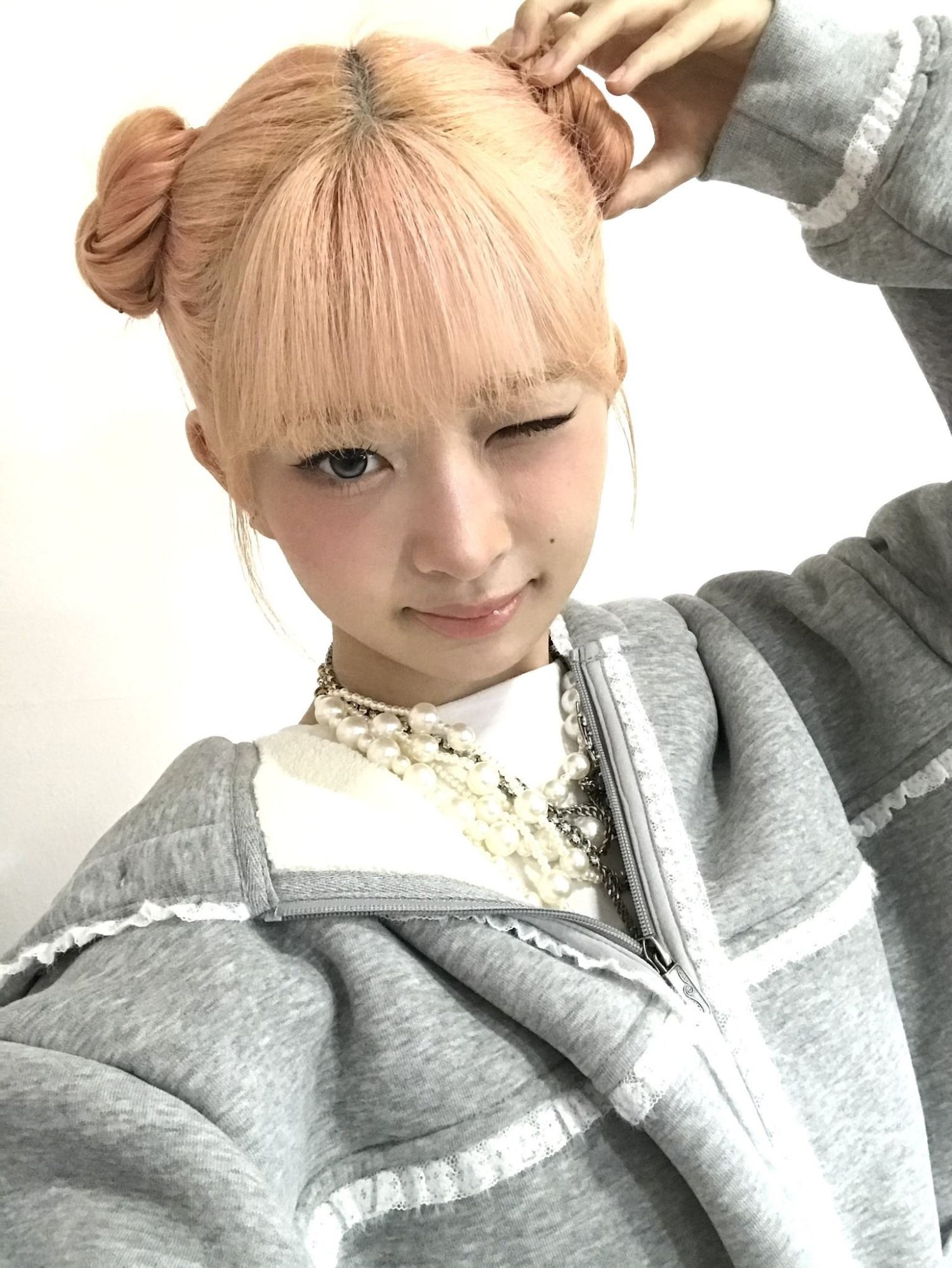 Behind-the-scenes cut of Rei (IVE)