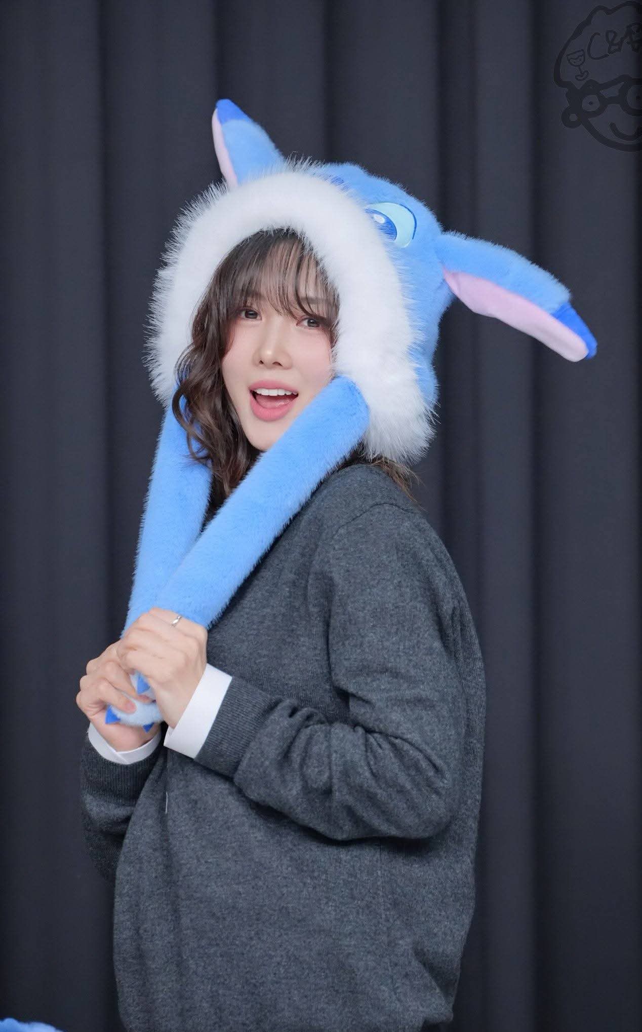 A moment captured by Yoohyeon (DREAMCATCHER)'s fan