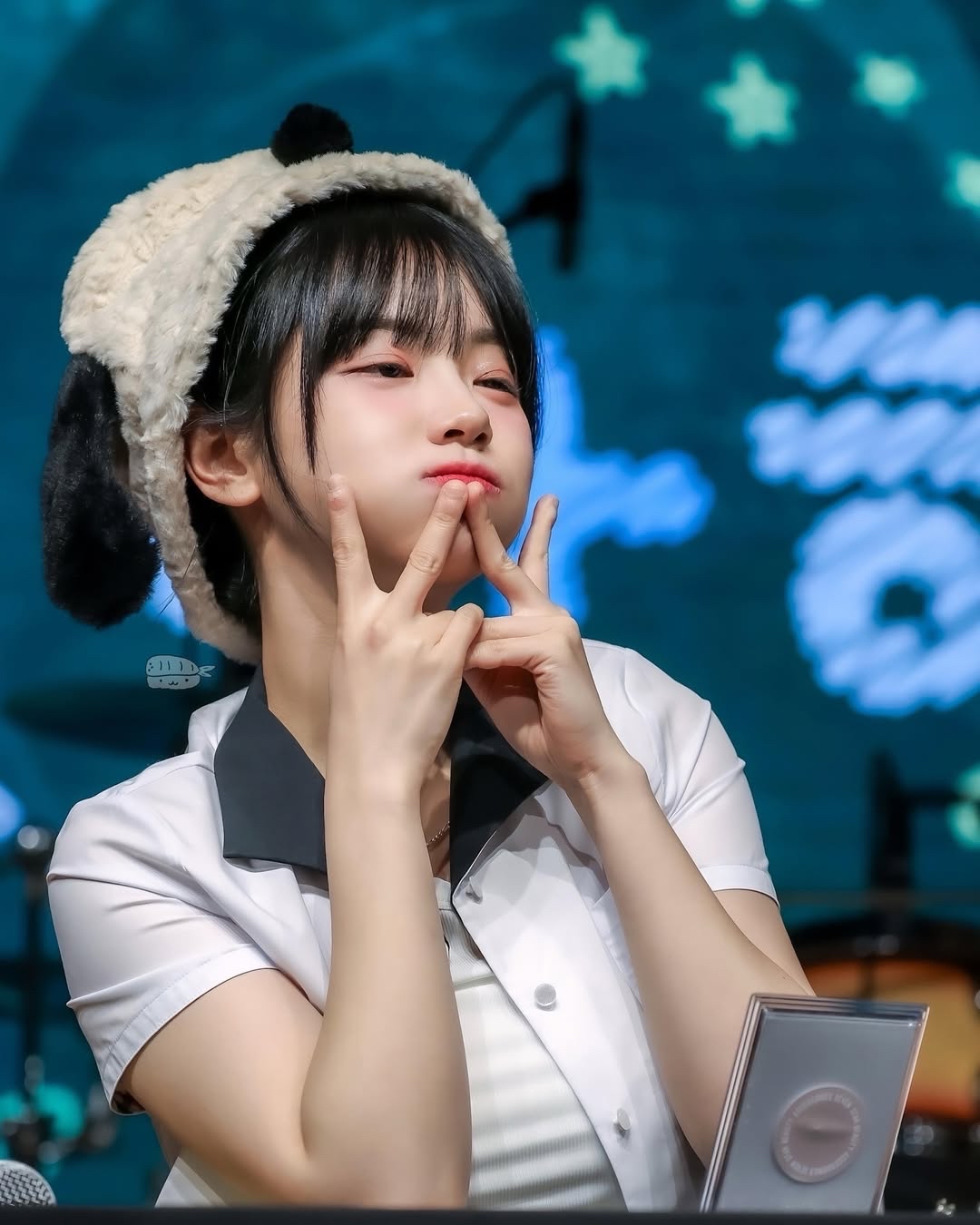 A moment captured by QWER's fan