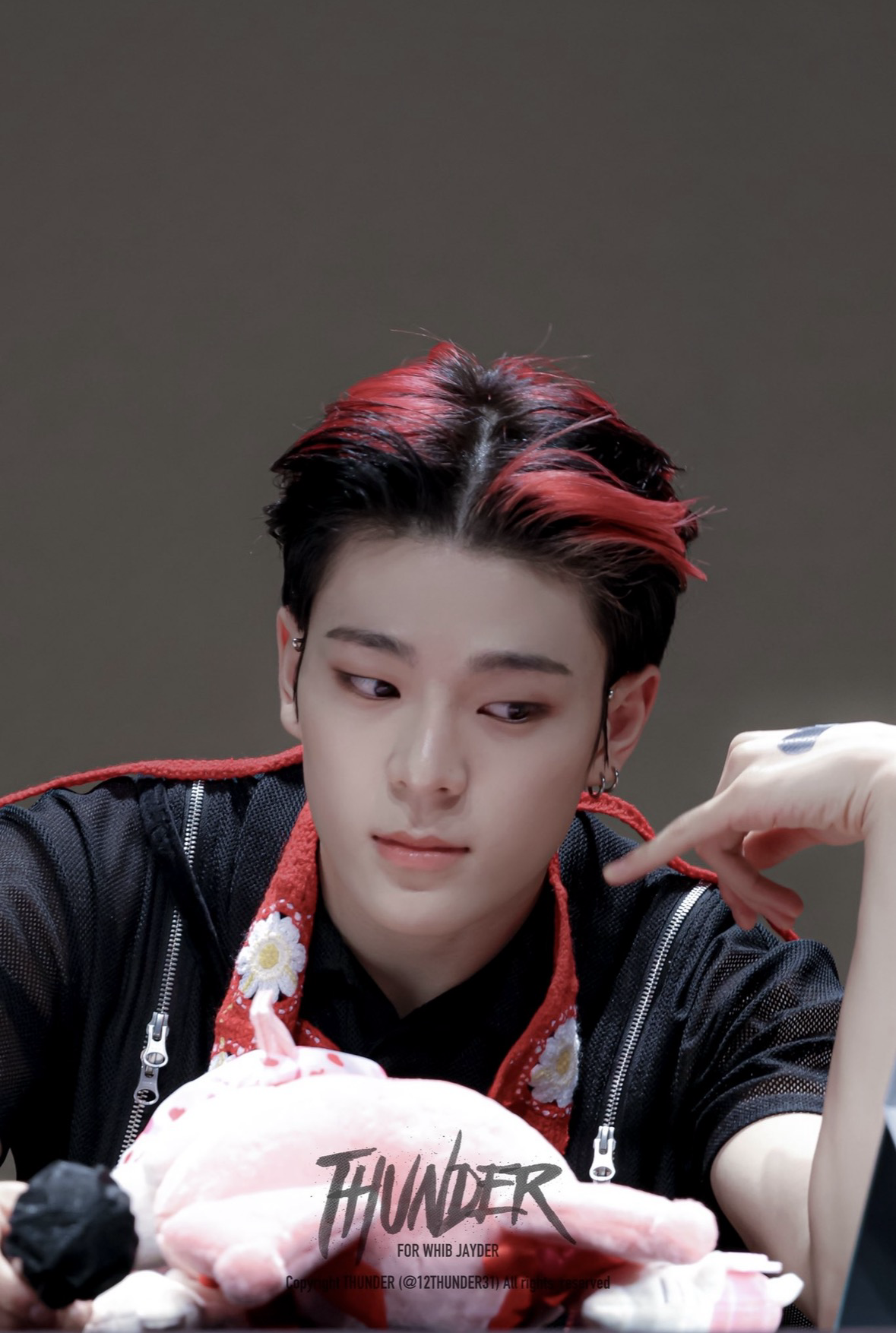 Behind-the-scenes cut of Kim Junmin (WHIB)