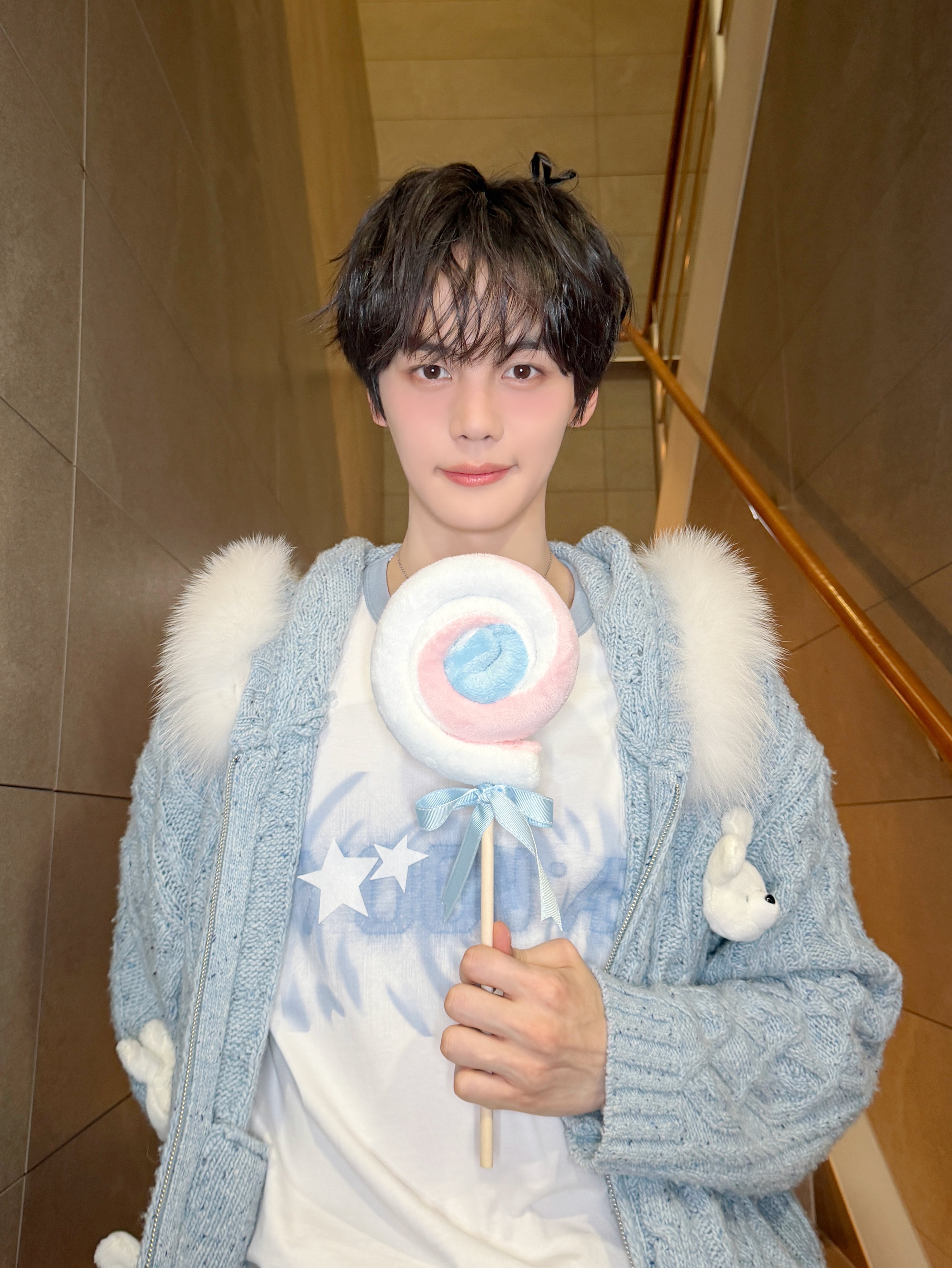 Behind-the-scenes cut of Kim Gyuvin