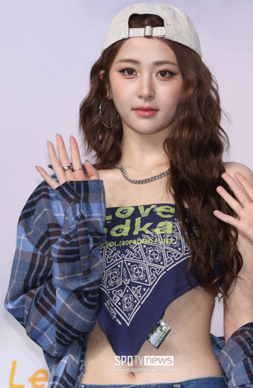 Behind-the-scenes cut of Huh Yunjin (LE SSERAFIM)