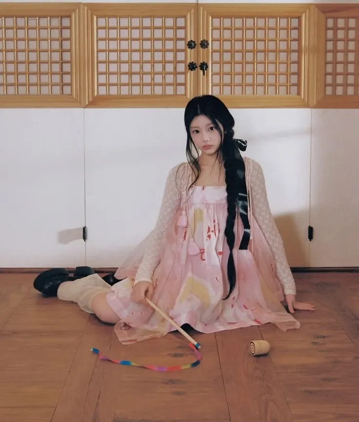 Behind-the-scenes cut of Wonhee (ILLIT)