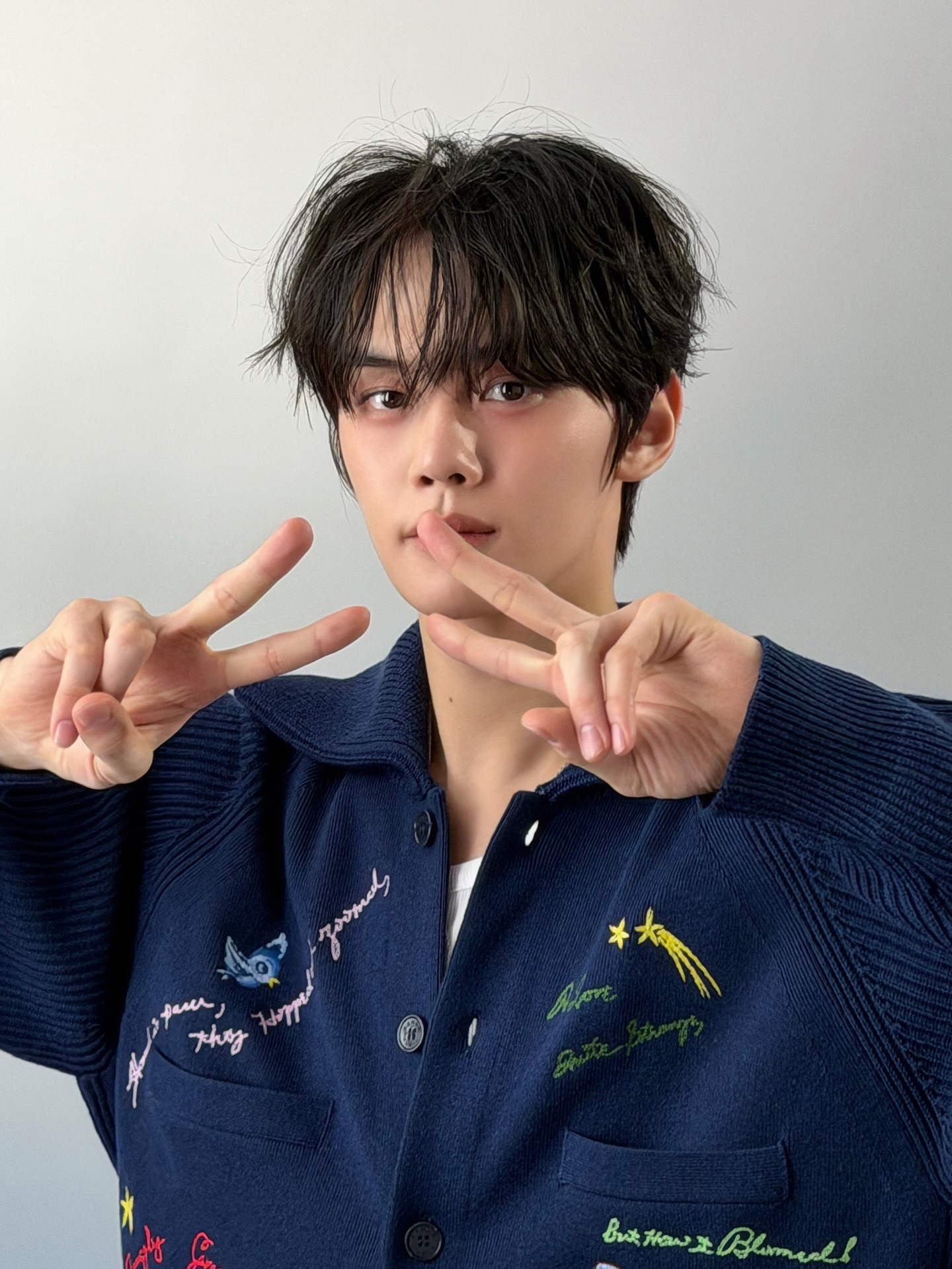 Behind-the-scenes cut of Kim Gyuvin