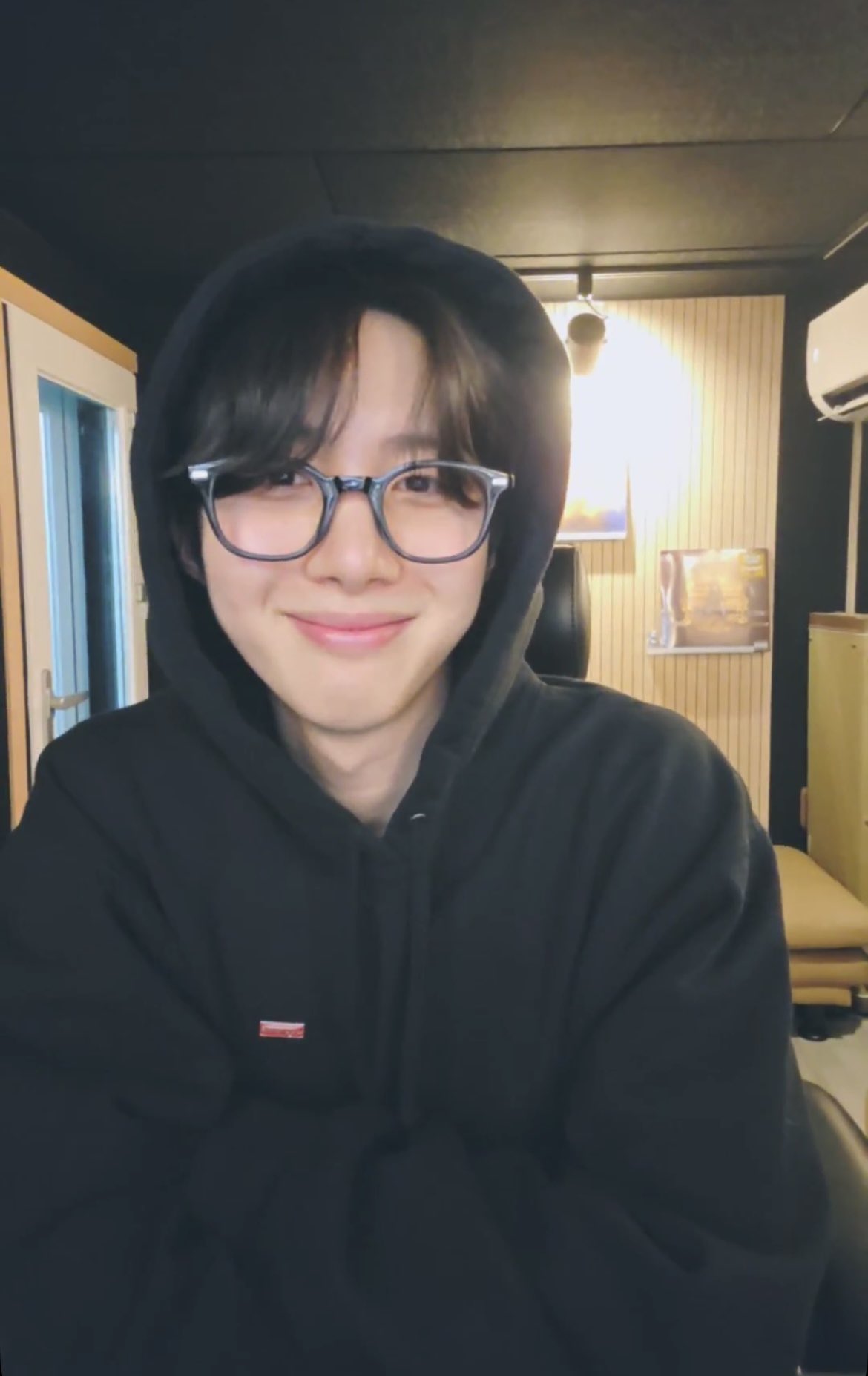 A moment captured by Hui (PENTAGON)'s fan