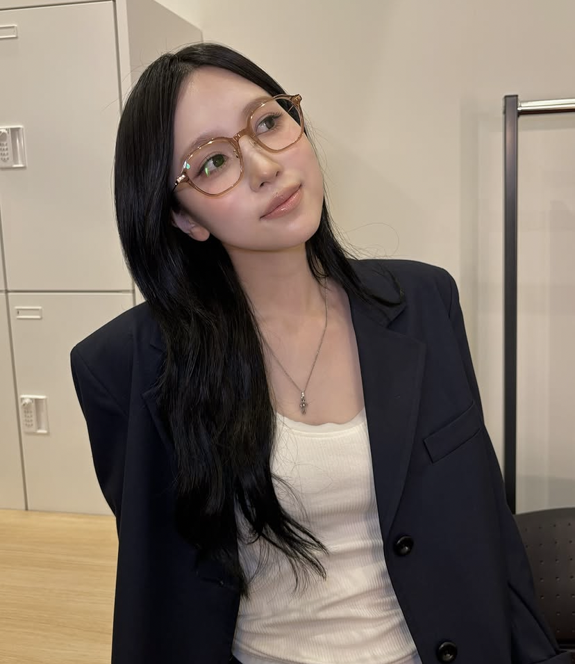 Behind-the-scenes cut of Mina (TWICE)