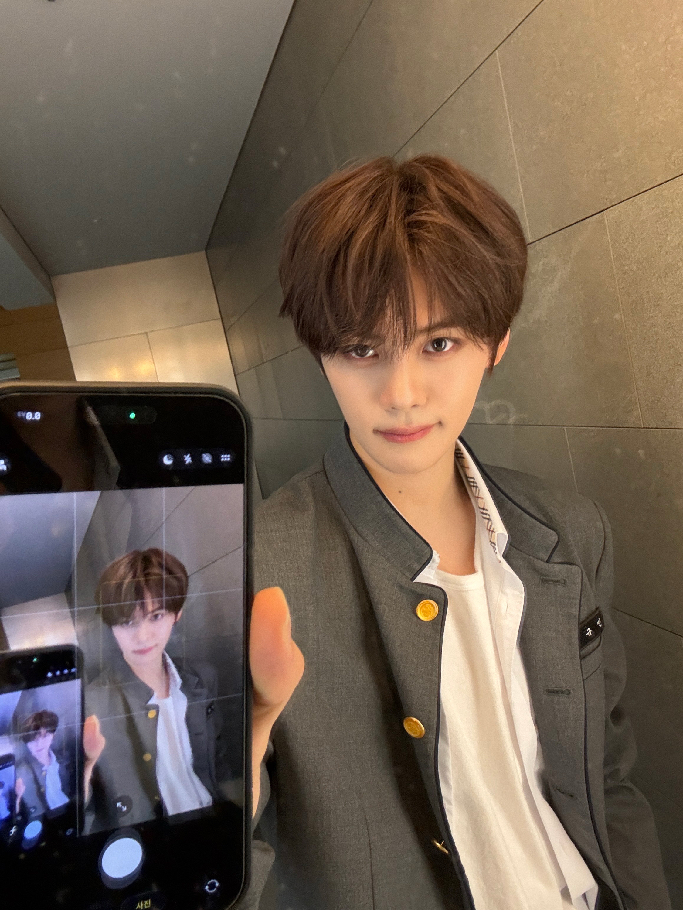 A moment captured by Kim Gyuvin (AND2BLE)'s fan