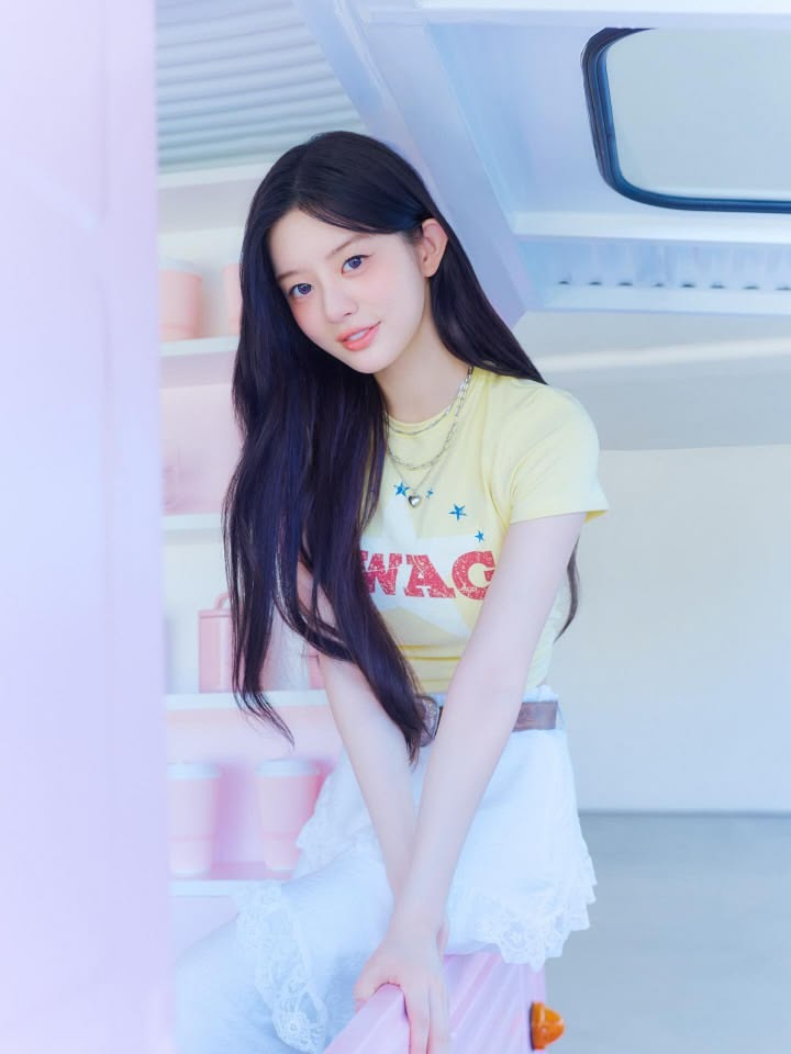 A moment captured by ILLIT's fan