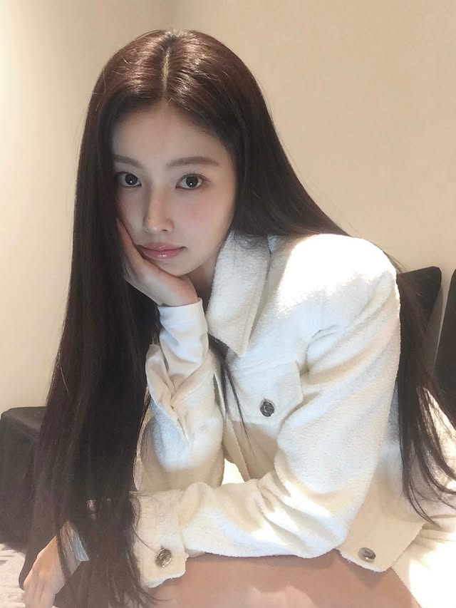 Behind-the-scenes cut of Kang Hyewon
