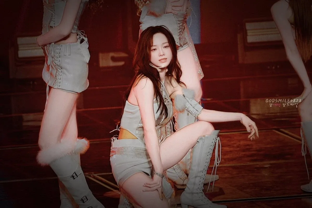 Behind-the-scenes cut of Sejeong (I.O.I)
