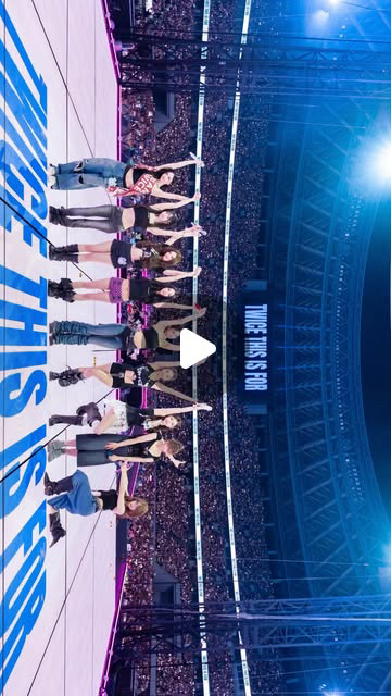Potret di balik layar Momo (TWICE)