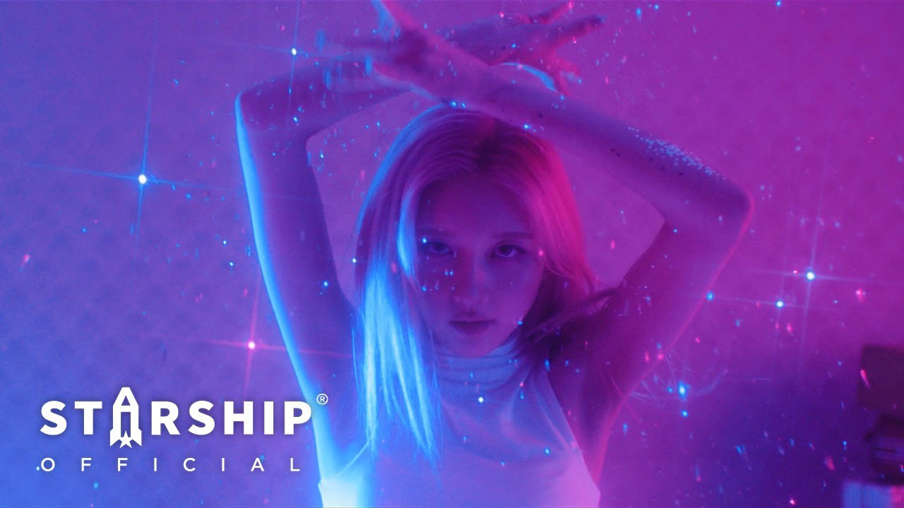 A moment captured by IVE's fan