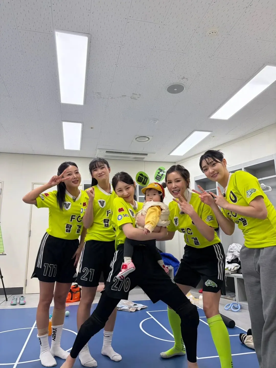 A moment captured by Lee Chaeyeon's fan