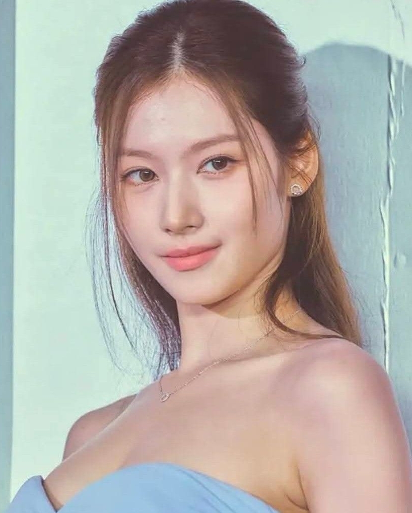 Foto terbaru Sana (TWICE)