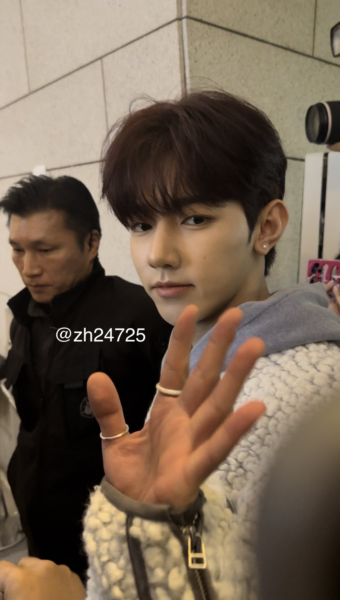 A moment captured by Zhang Hao's fan