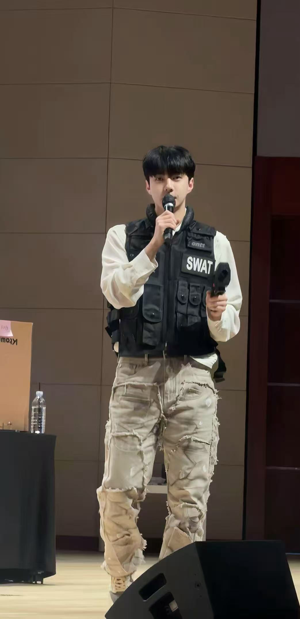 A heartfelt wallpaper shared by Sehun (EXO)'s fans