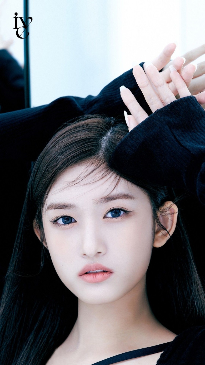 Behind-the-scenes cut of Leeseo (IVE)