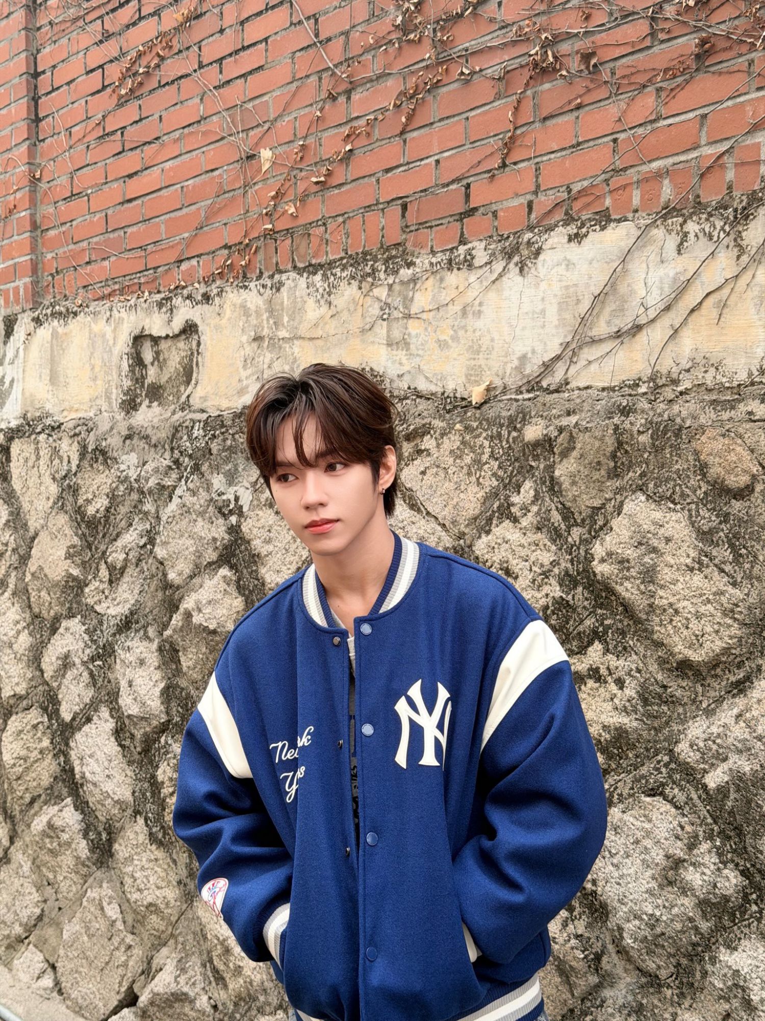 A moment captured by JL (AHOF)'s fan