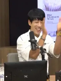 A moment captured by Hwang Chiyeol's fan