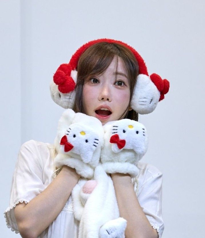 Behind-the-scenes cut of QWER