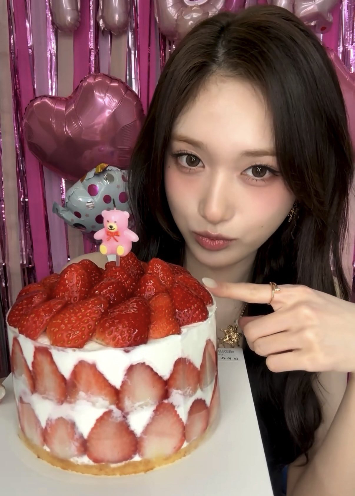 Behind-the-scenes cut of Leeseo (IVE)