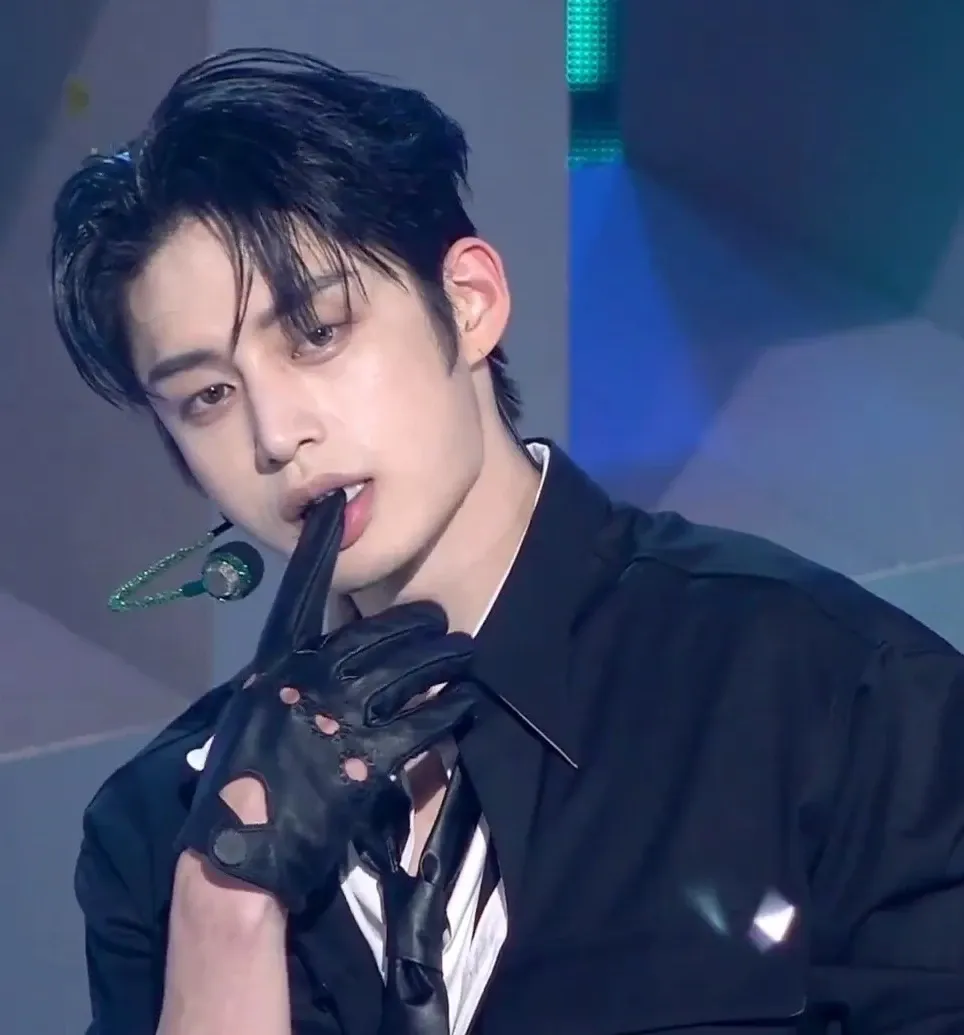Behind-the-scenes cut of Kim Jiwoong (ZEROBASEONE)